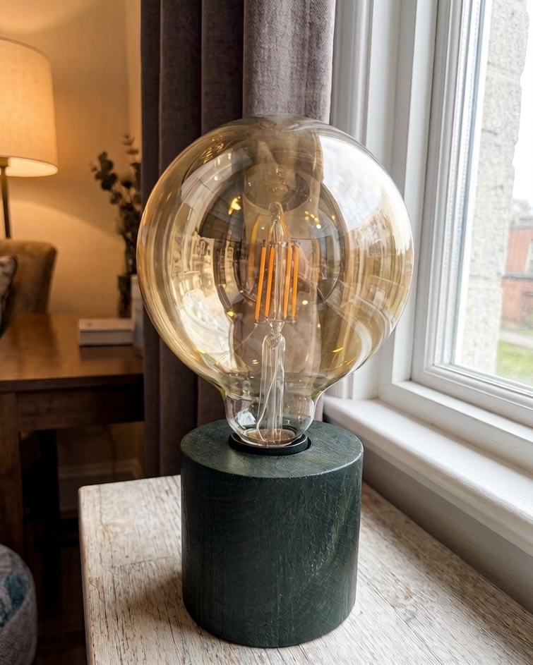 Ručno rađena drvena lampa