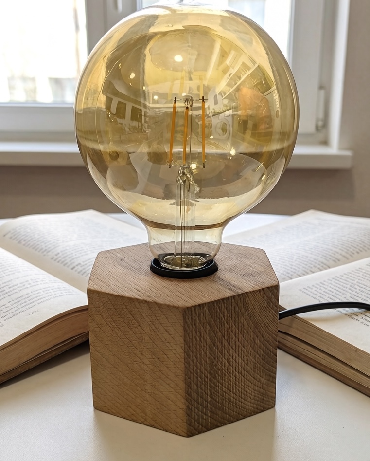 Ručno rađena drvena lampa