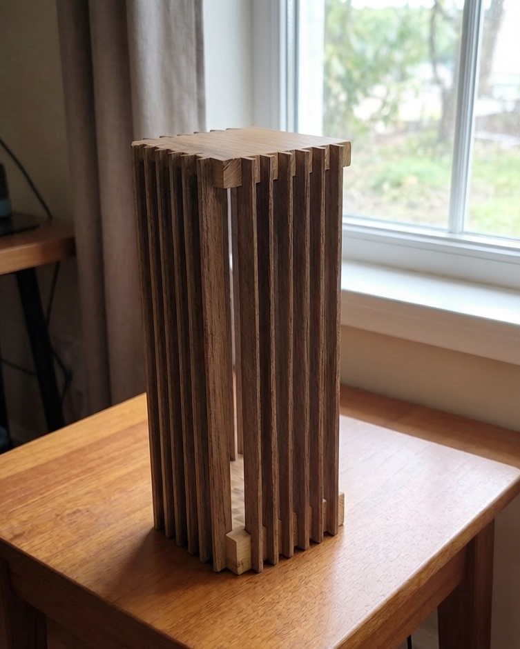 Ručno rađena drvena lampa