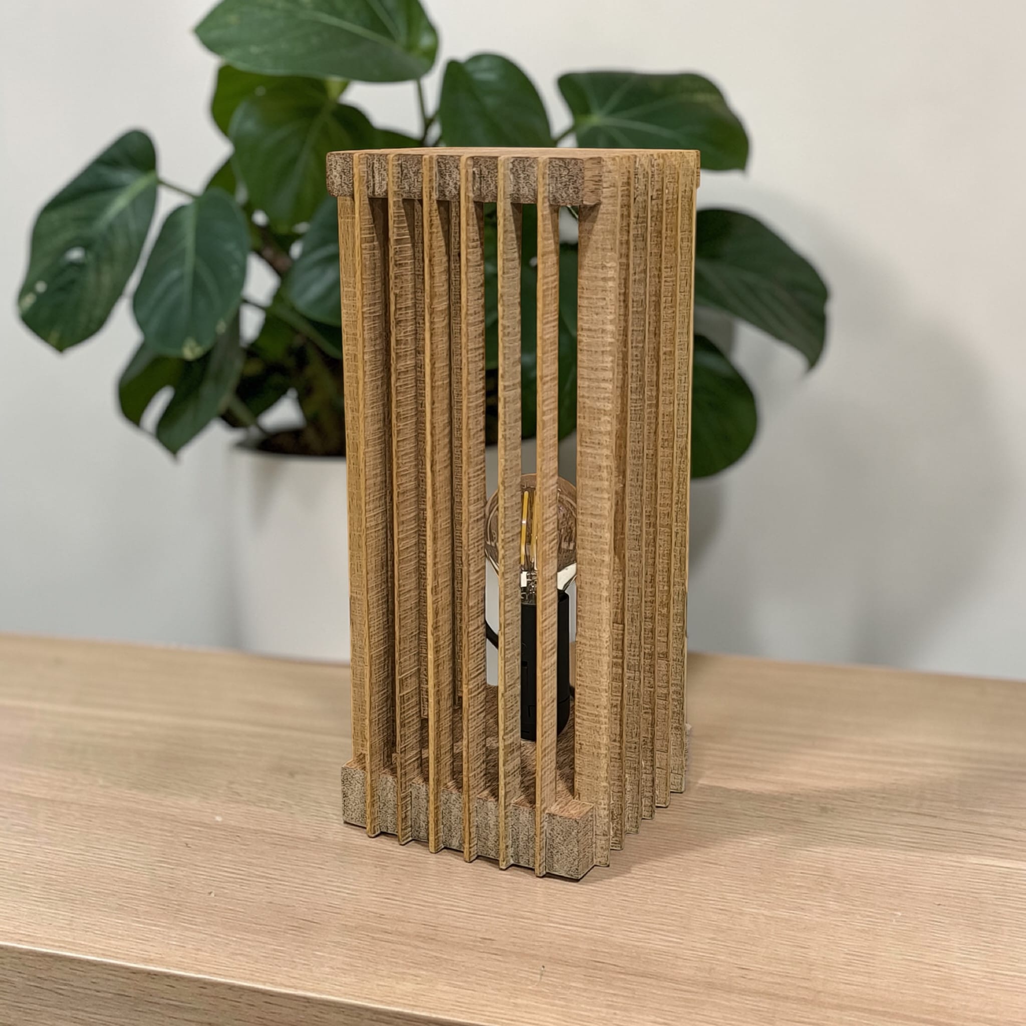 Lampa sa rešetkama od bukve i merantija — geometrijski oblik