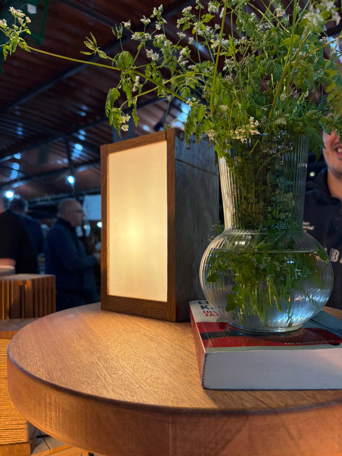 Drvena lampa na stolu — Hew Lights, prirodno drvo