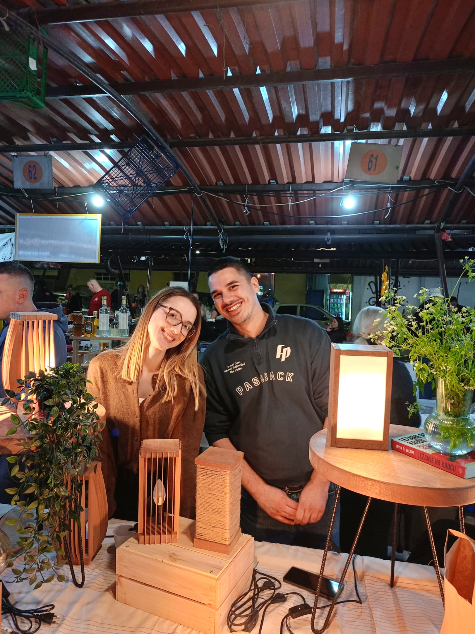 Drveni stočići i lampe na Noćnom bazaru — bukva, jasen, meranti